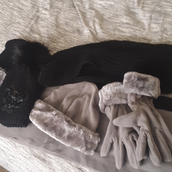 Lot of 3 scarfs 2 beanie hats and gloves bundle - Picture 4 of 4